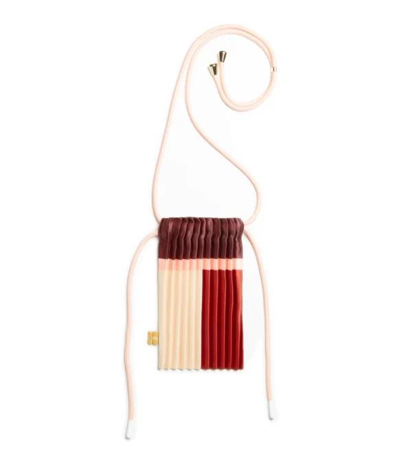 bolso pequeño fabricado en raso con efecto plisado y estampado geométrico de colores