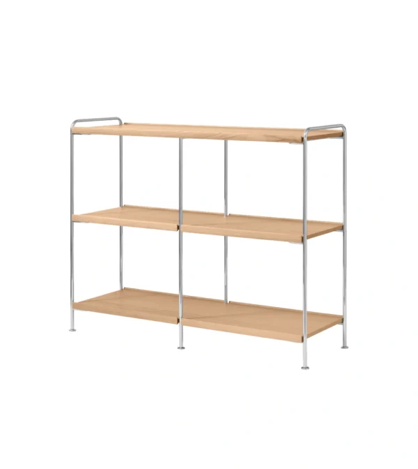 estantería Alima NDS5 de &Tradition con diseño escandinavo para almacenar y exponer libros, vinilos y objetos decorativos.