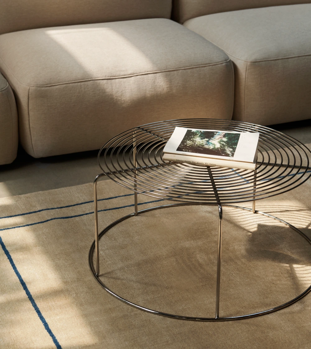mesa de centro Wire de &Tradition diseñada por Verner Panton con estructura metálica de rejilla.