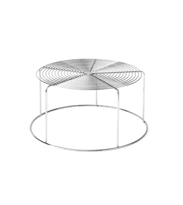 mesa de centro Wire de &Tradition diseñada por Verner Panton con estructura metálica de rejilla.