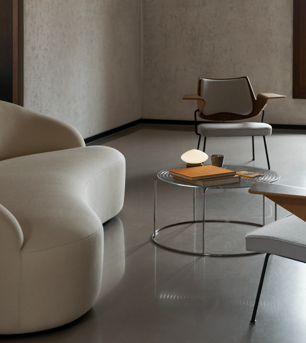 mesa de centro Wire de &Tradition diseñada por Verner Panton con estructura metálica de rejilla.