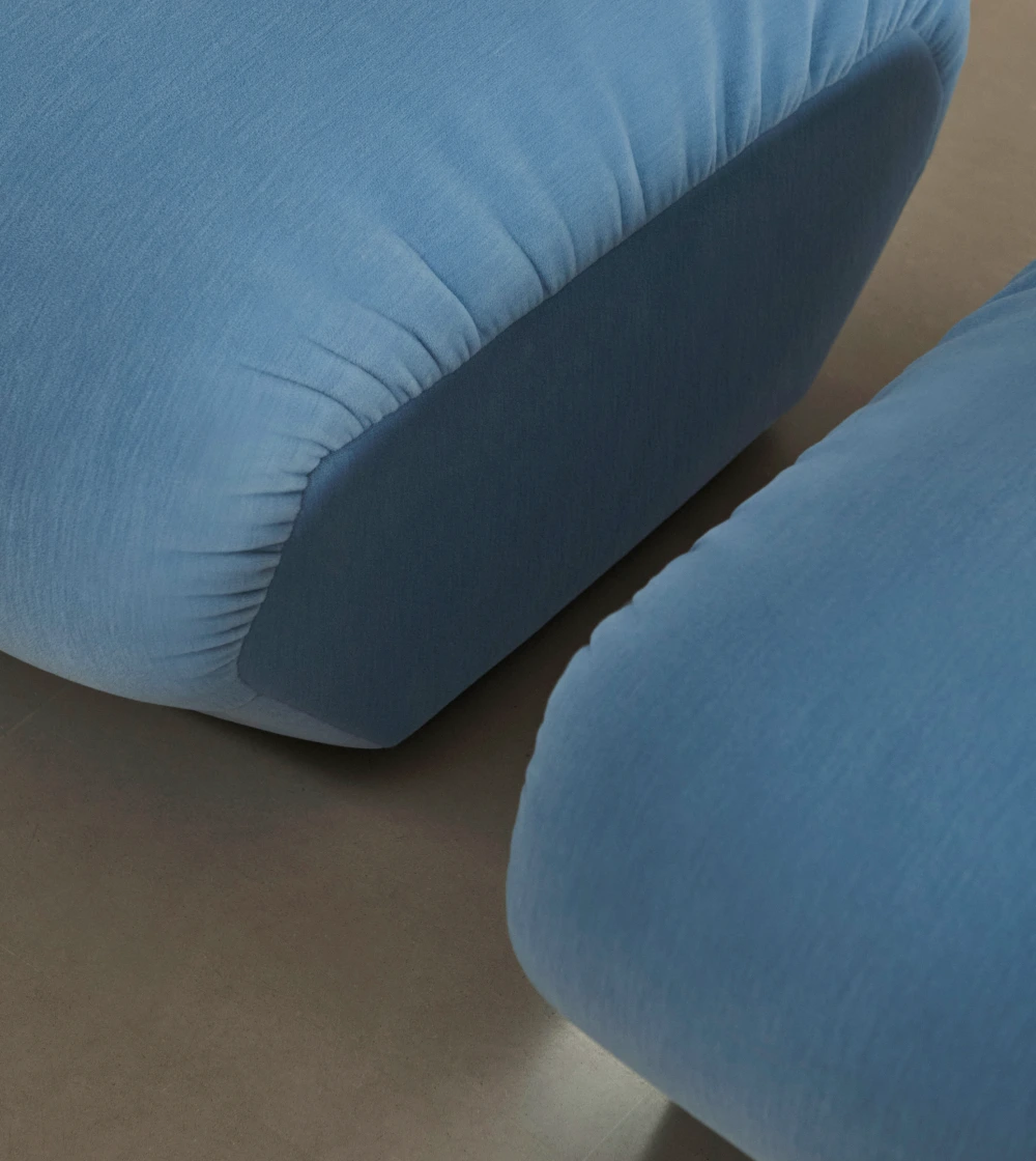 puf Hi Lo de &Tradition con diseño contemporáneo de formas suaves y asiento tapizado.