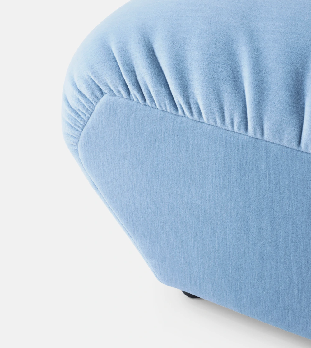 puf Hi Lo de &Tradition con diseño contemporáneo de formas suaves y asiento tapizado.