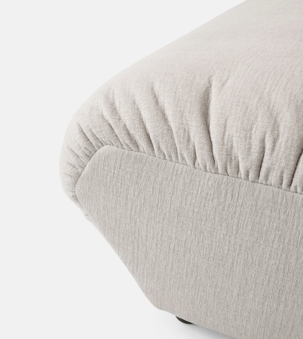 puf Hi Lo de &Tradition con diseño contemporáneo de formas suaves y asiento tapizado.