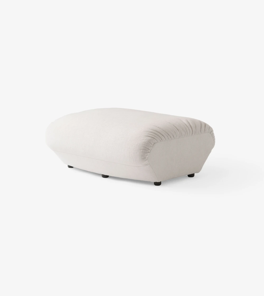 puf Hi Lo de &Tradition con diseño contemporáneo de formas suaves y asiento tapizado.