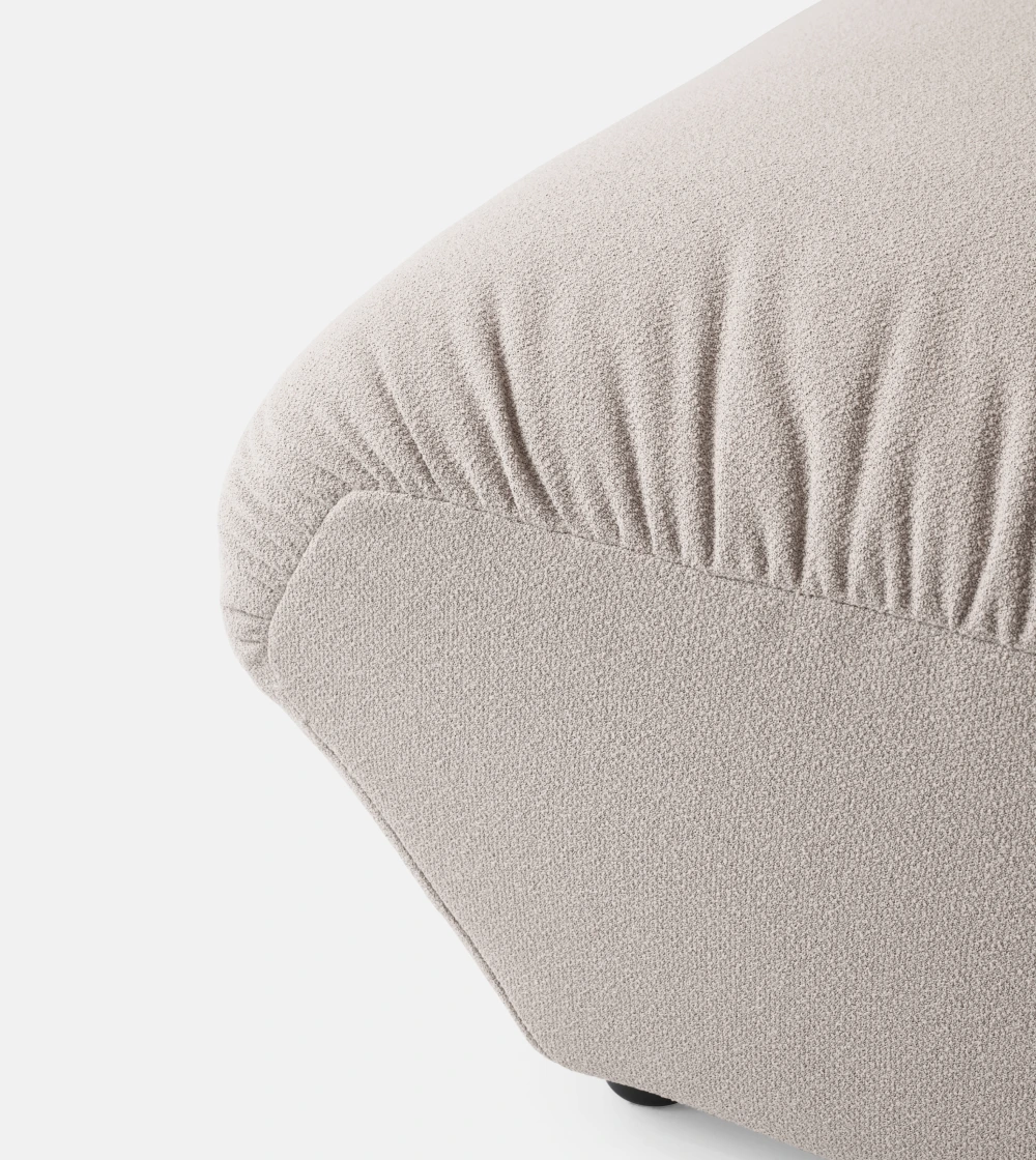 puf Hi Lo de &Tradition con diseño contemporáneo de formas suaves y asiento tapizado.