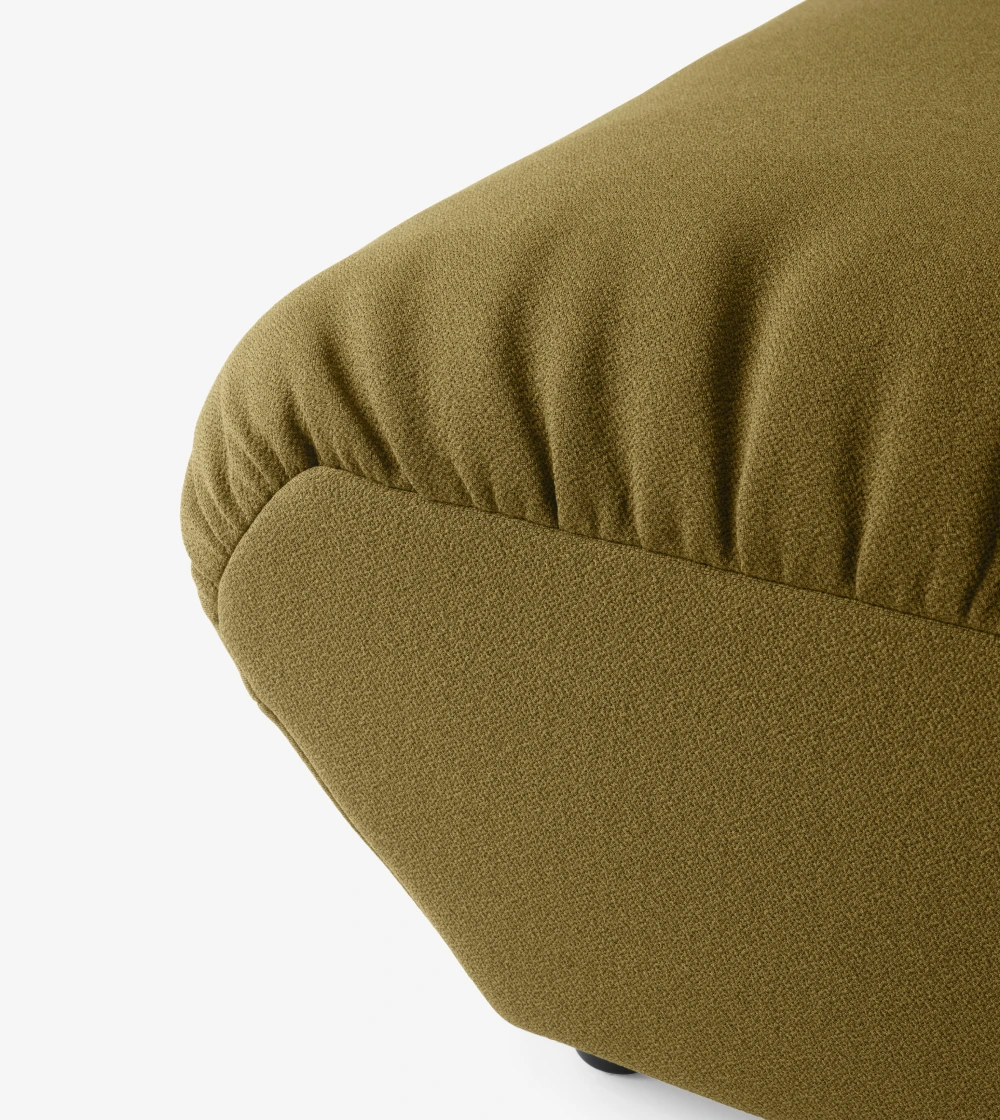 puf Hi Lo de &Tradition con diseño contemporáneo de formas suaves y asiento tapizado.