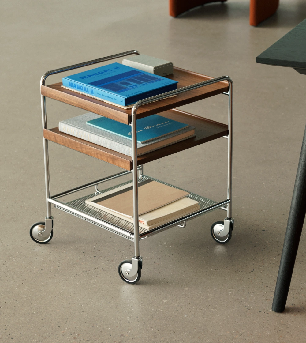 Mesa Trolley Alima de &Tradition con estantes de madera y estructura metálica con ruedas.
