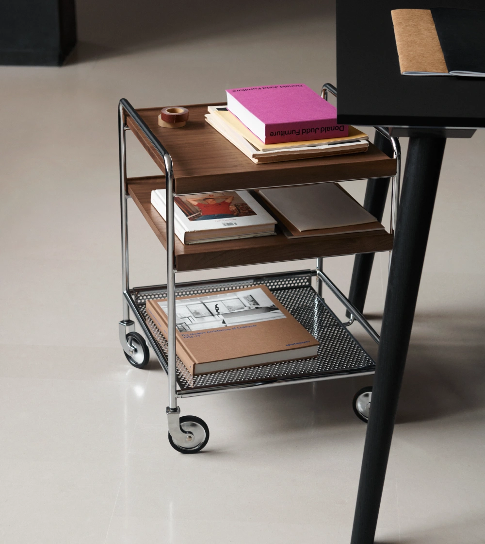 Mesa Trolley Alima de &Tradition con estantes de madera y estructura metálica con ruedas.