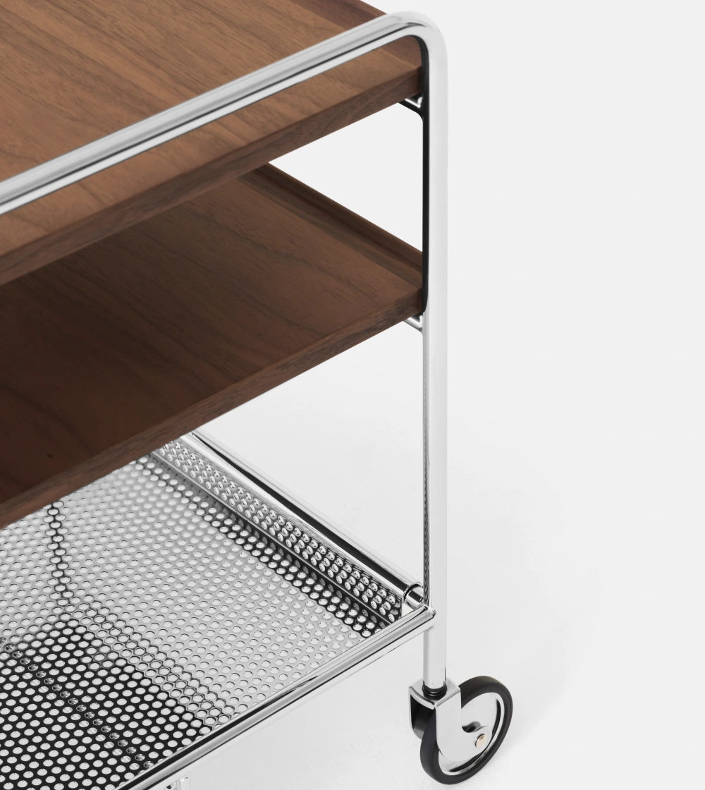 Mesa Trolley Alima de &Tradition con estantes de madera y estructura metálica con ruedas.