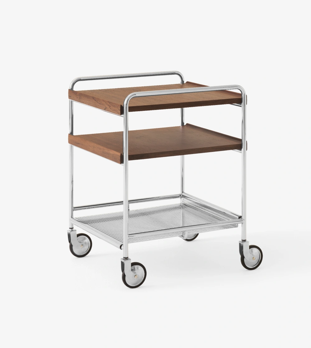 Mesa Trolley Alima de &Tradition con estantes de madera y estructura metálica con ruedas.