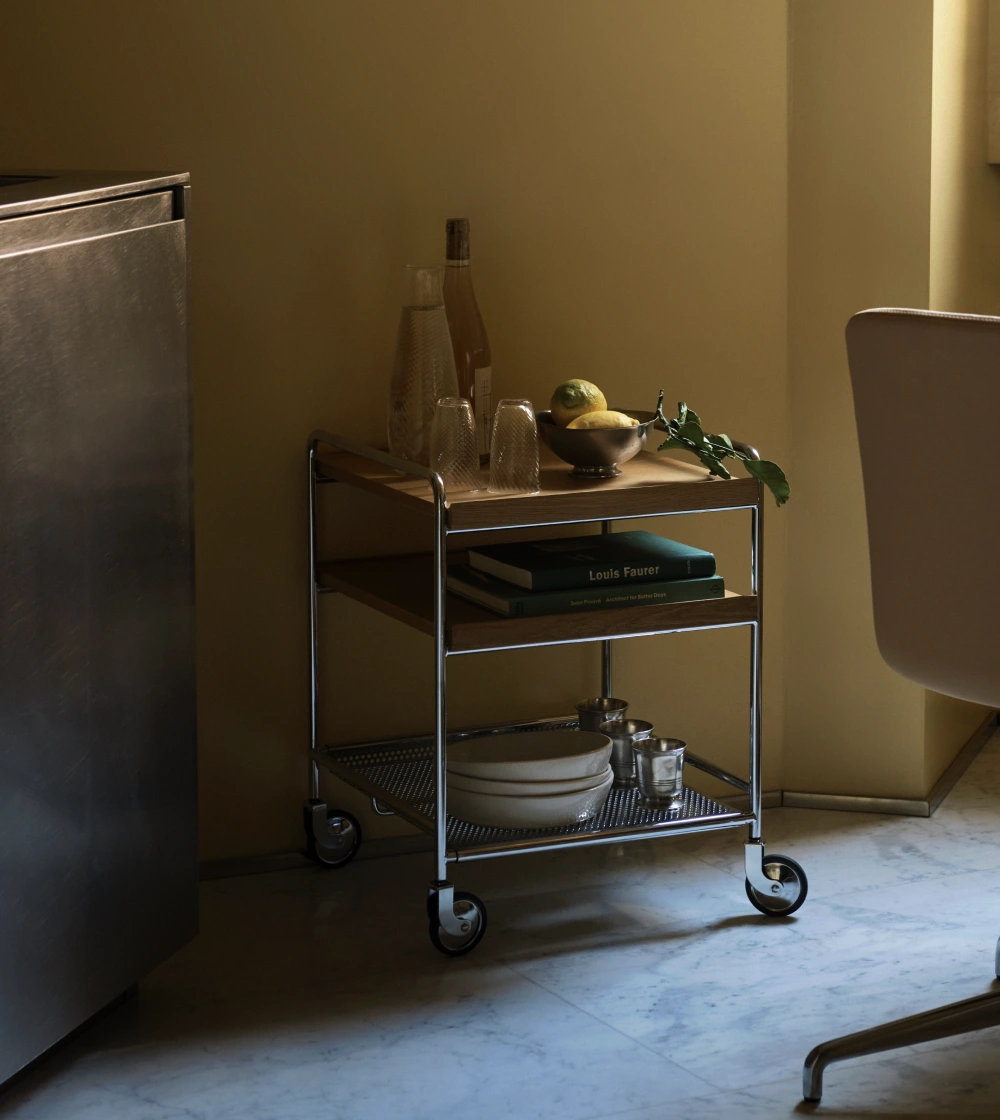 Mesa Trolley Alima de &Tradition con estantes de madera y estructura metálica con ruedas.