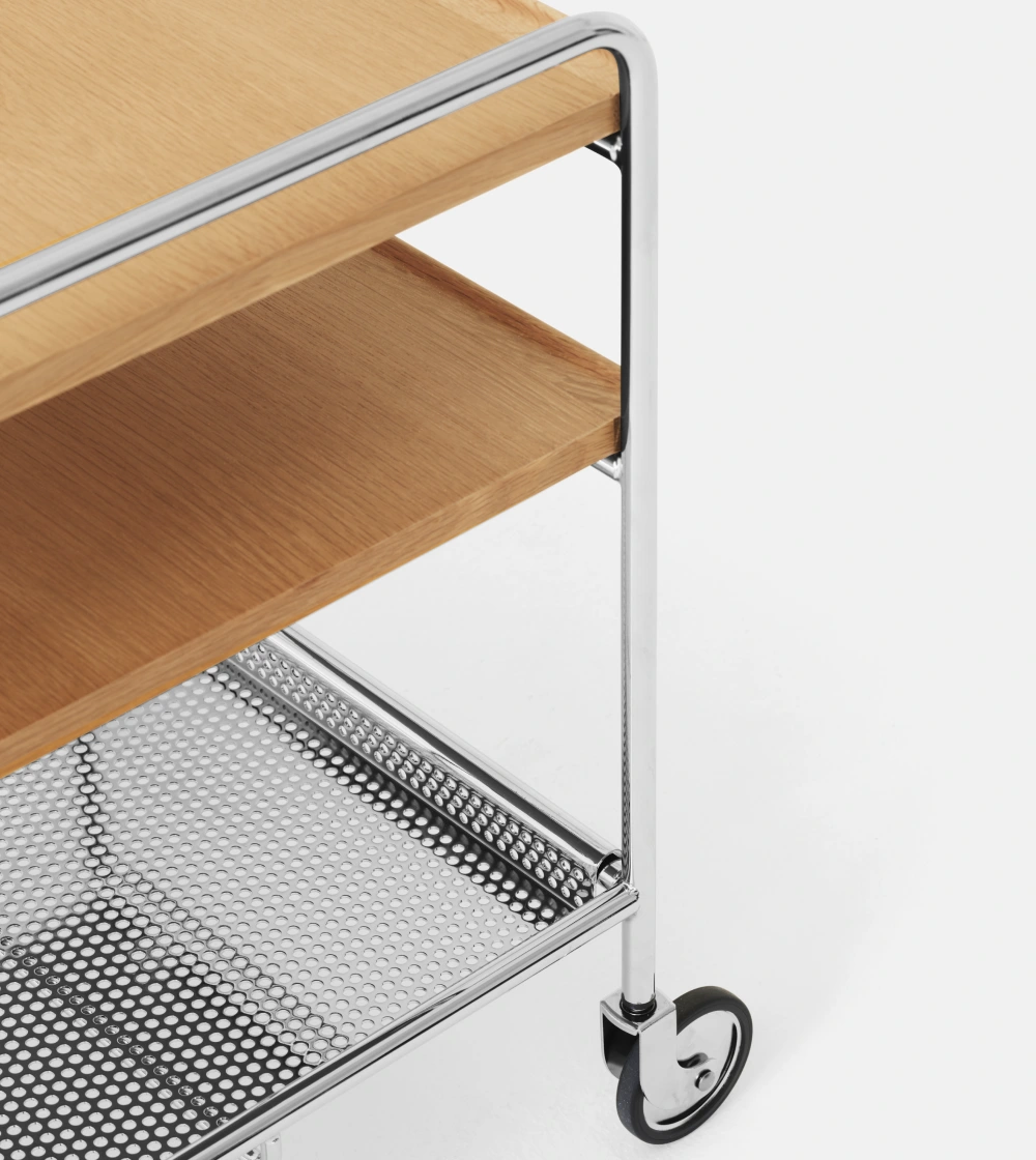 Mesa Trolley Alima de &Tradition con estantes de madera y estructura metálica con ruedas.