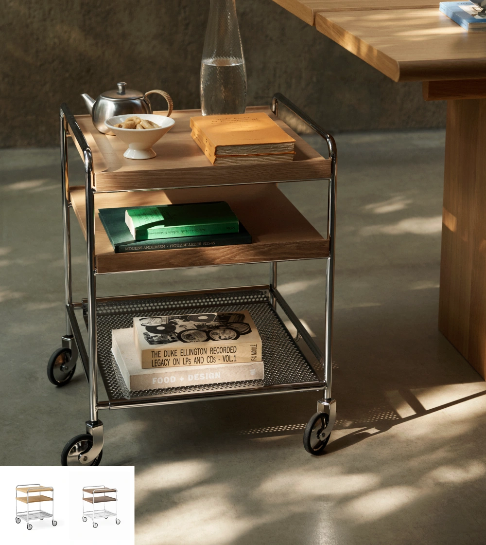 Mesa Trolley Alima de &Tradition con estantes de madera y estructura metálica con ruedas.