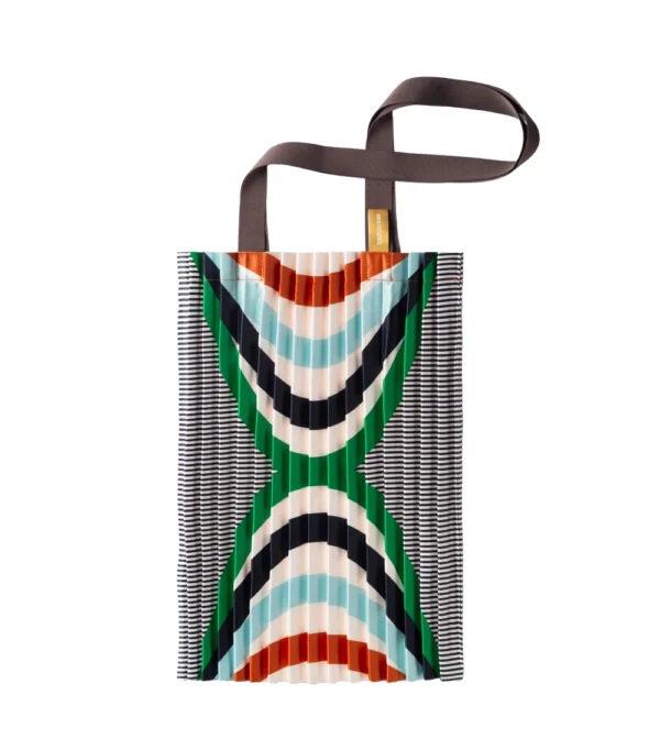 bolso tipo totebag fabricado en raso con efecto plisado y estampado geométrico de colores