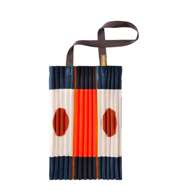bolso tipo totebag fabricado en raso con efecto plisado y estampado geométrico de colores
