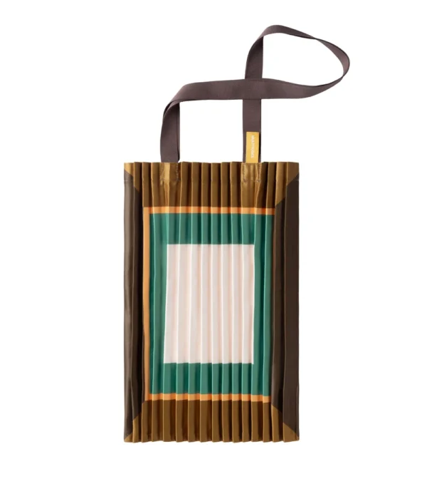 bolso tipo totebag fabricado en raso con efecto plisado y estampado geométrico de colores