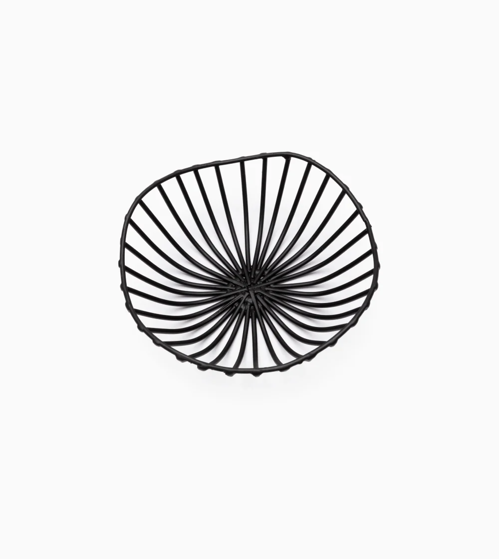 Cesta de pan Catu de Serax en metal negro, diseñada por Antonino Sciortino.