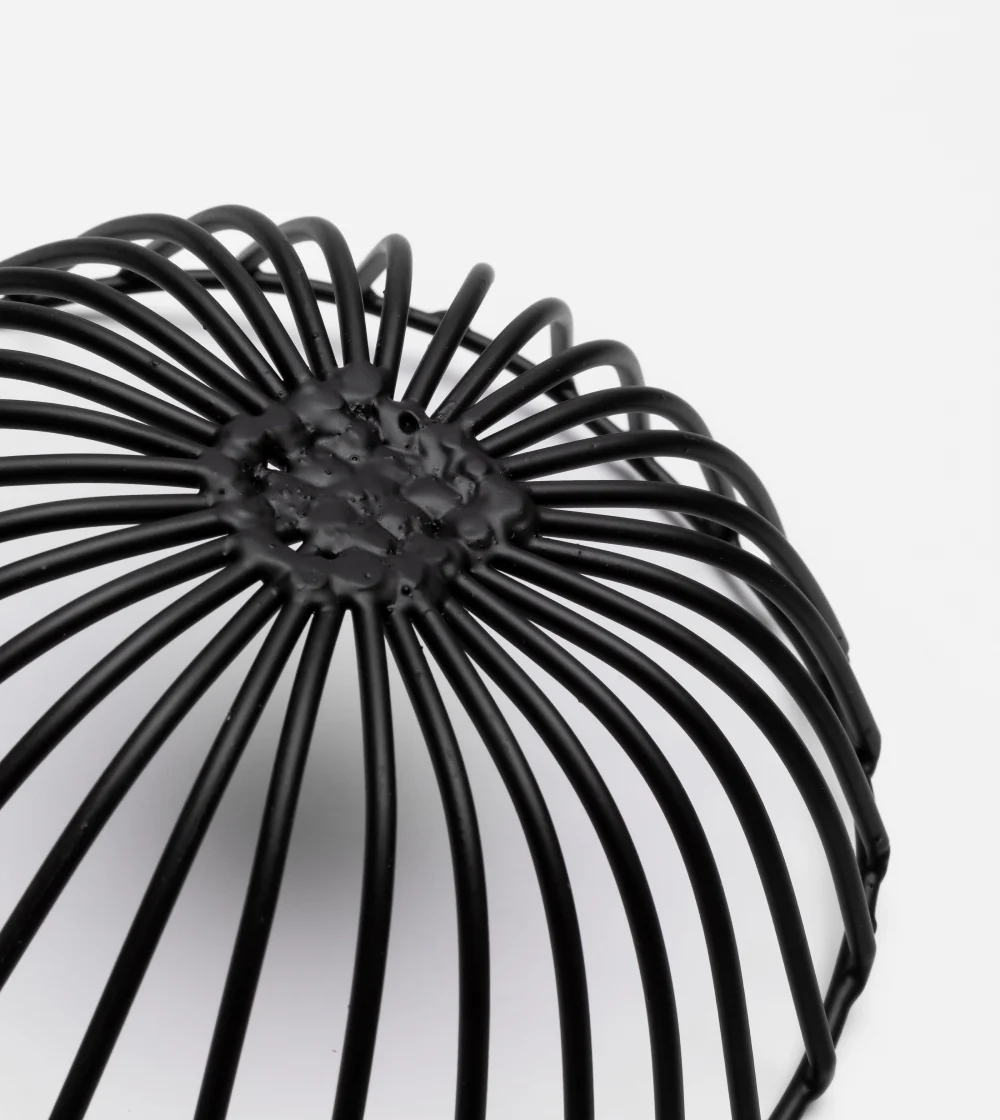 Cesta de pan Catu de Serax en metal negro, diseñada por Antonino Sciortino.