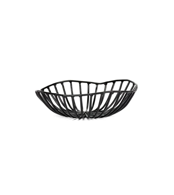 Cesta de pan Catu de Serax en metal negro, diseñada por Antonino Sciortino.
