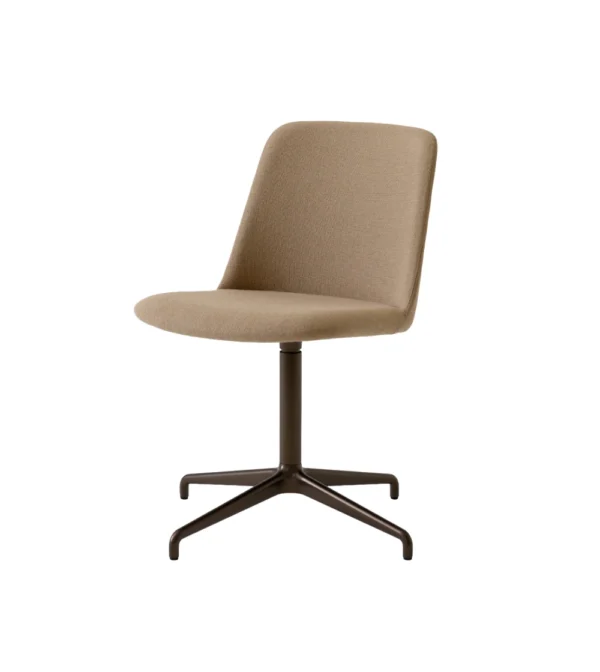 silla giratoria hw13 Rely de &Tradition con tapizada beige y diseño escandinavo contemporáneo.
