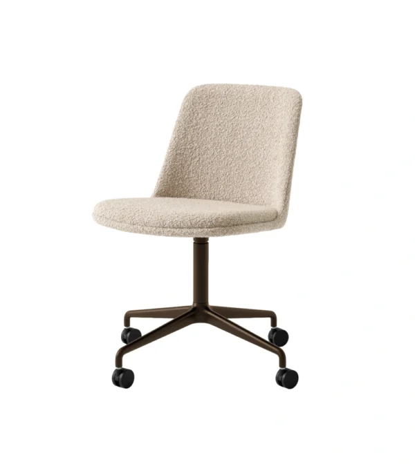Silla de escritorio giratoria con ruedas Rely HW22 de &Tradition, con carcasa tapizada y diseño escandinavo contemporáneo.
