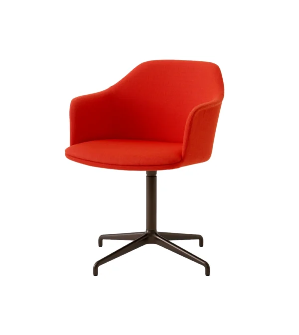 silla giratoria Rely HW35 de &Tradition diseñada por Hee Welling con carcasa tapizada roja con diseño nórdico moderno.