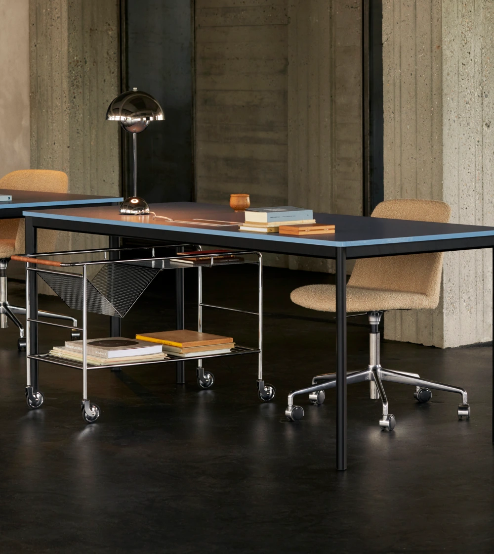 Silla de escritorio giratoria con ruedas y altura ajustable Rely HW31 de &Tradition, con carcasa tapizada beige y diseño nórdico contemporáneo.