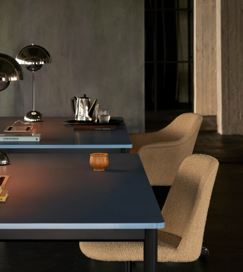 Silla de escritorio giratoria con ruedas y altura ajustable Rely HW31 de &Tradition, con carcasa tapizada beige y diseño nórdico contemporáneo.