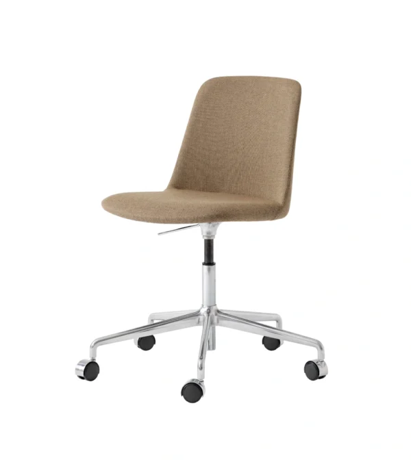Silla de escritorio giratoria con ruedas y altura ajustable Rely HW31 de &Tradition, con carcasa tapizada beige y diseño nórdico contemporáneo.