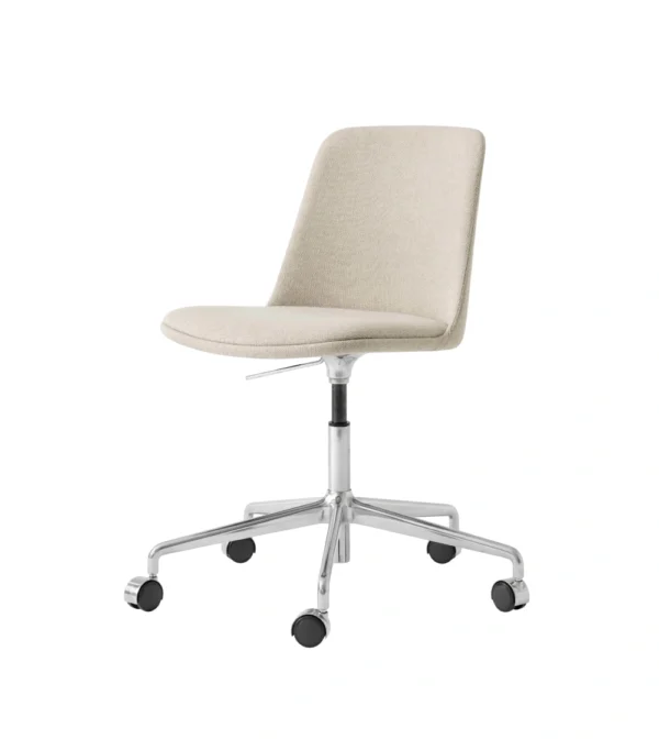 Silla de escritorio giratoria con ruedas y altura ajustable Rely HW31 de &Tradition, con carcasa tapizada beige y diseño nórdico contemporáneo.