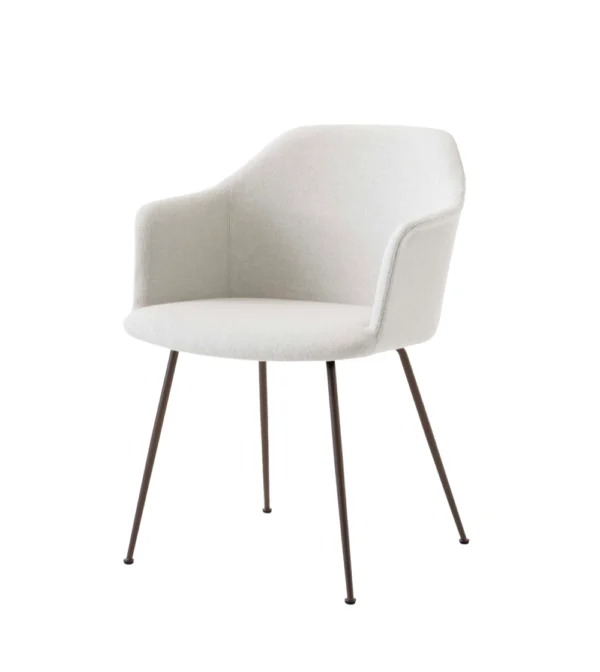 silla giratoria Rely HW35 de &Tradition diseñada por Hee Welling con carcasa tapizada blanca con diseño nórdico moderno.