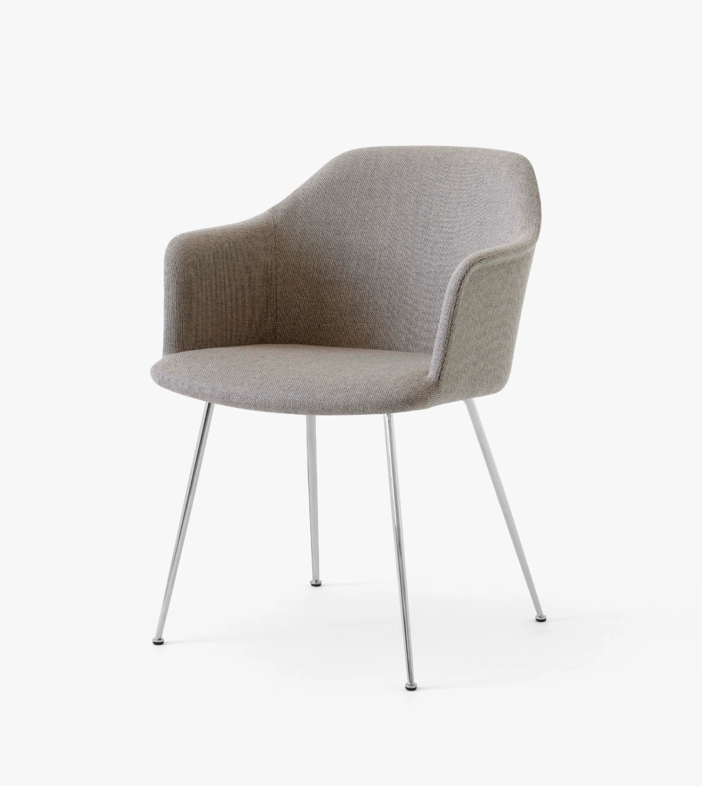 silla giratoria Rely HW35 de &Tradition diseñada por Hee Welling con carcasa tapizada gris con diseño nórdico moderno.