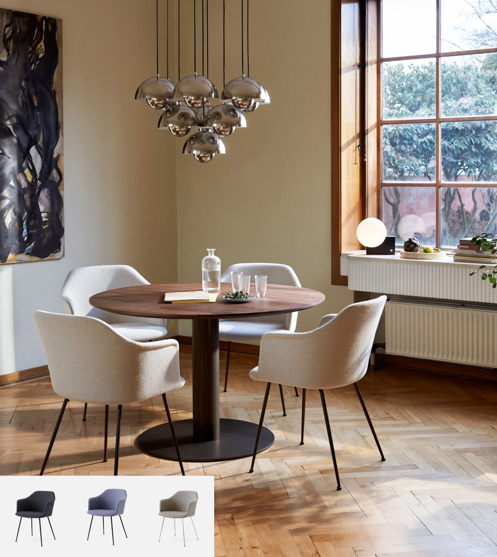 silla giratoria Rely HW35 de &Tradition diseñada por Hee Welling con carcasa tapizada gris con diseño nórdico moderno.