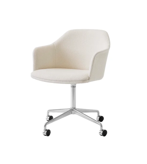 silla de escritorio acolchada giratoria con ruedas Rely HW48 de &Tradition diseñada por Hee Welling con carcasa tapizada blanca con diseño nórdico moderno.