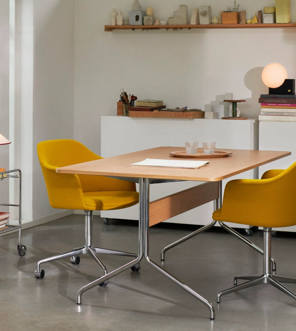 silla de escritorio acolchada giratoria con ruedas Rely HW48 de &Tradition diseñada por Hee Welling con carcasa tapizada blanca con diseño nórdico moderno.
