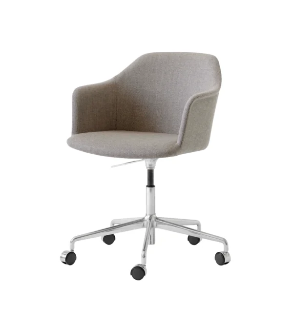 silla de escritorio de altura ajustable con base giratoria con ruedas Rely HW54 de &Tradition diseñada por Hee Welling con carcasa gris con diseño nórdico moderno.