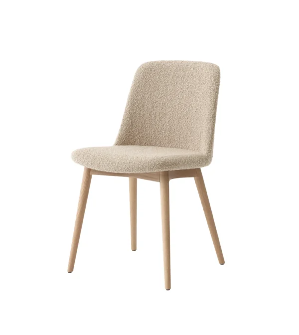 Silla Rely HW71 de &Tradition diseñada por Hee Welling tapizada beige con patas de madera de roble lacado de diseño nórdico moderno.