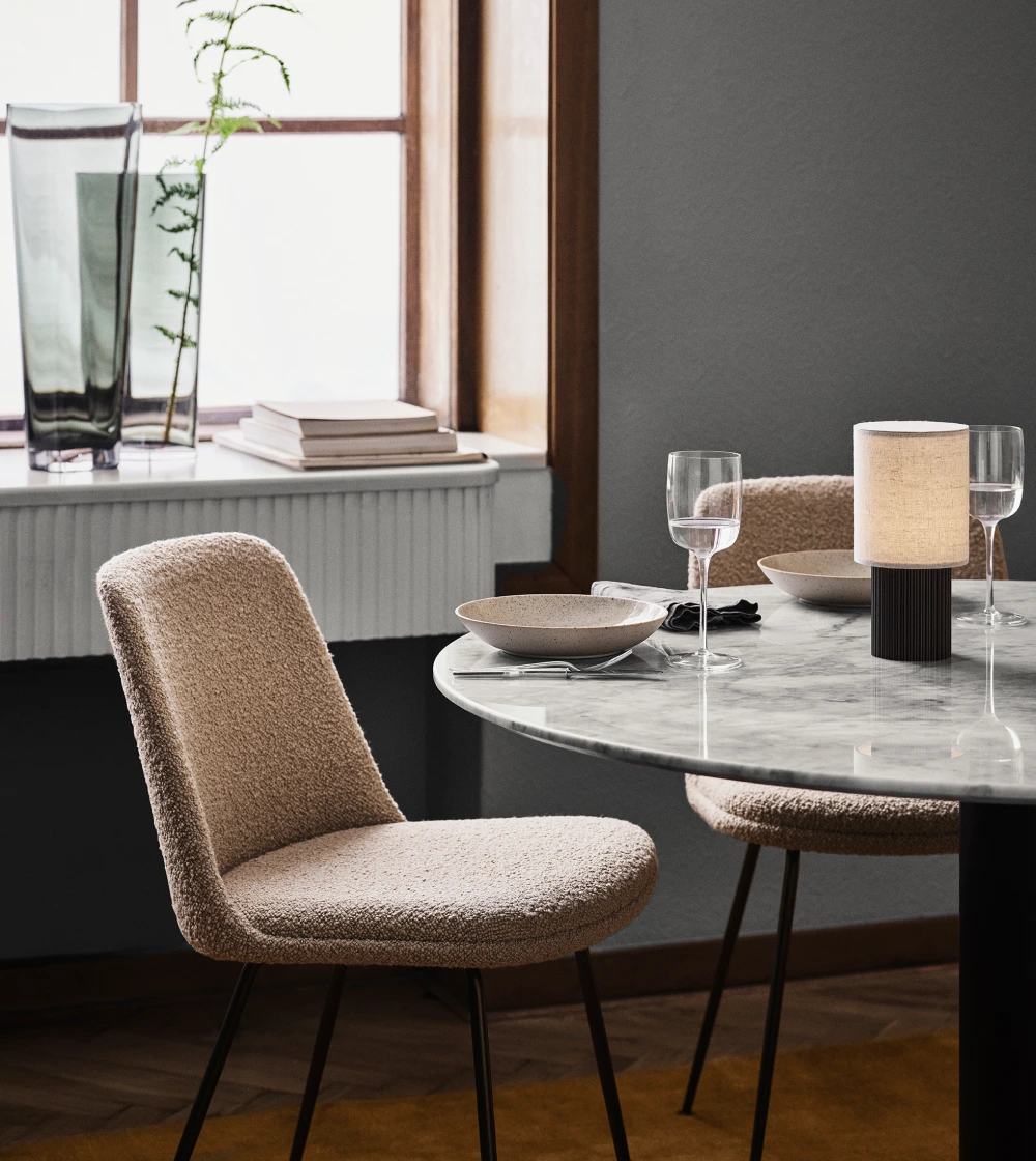 silla rely hw9 de &tradition tapizada, diseño nórdico