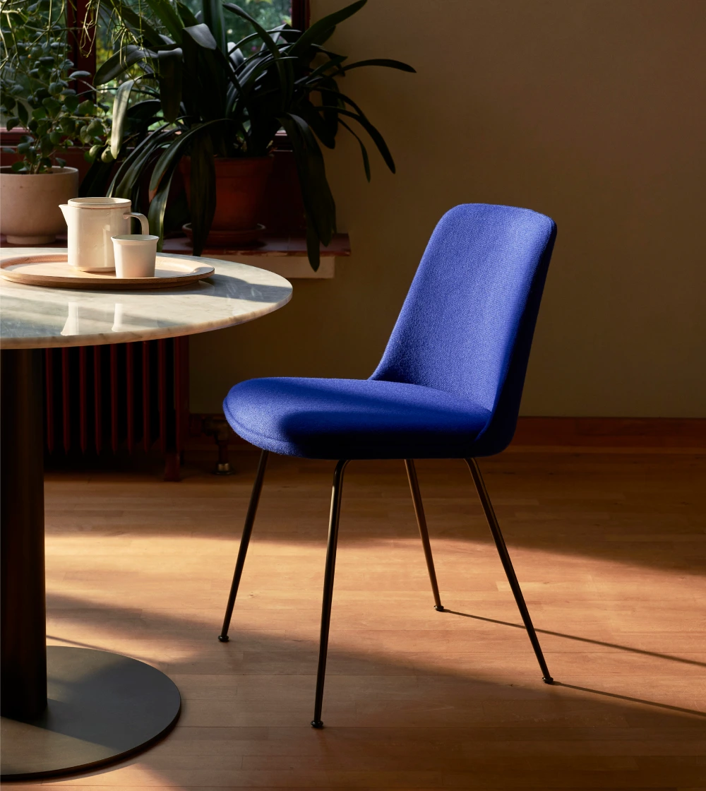 silla rely hw9 de &tradition tapizada, diseño nórdico