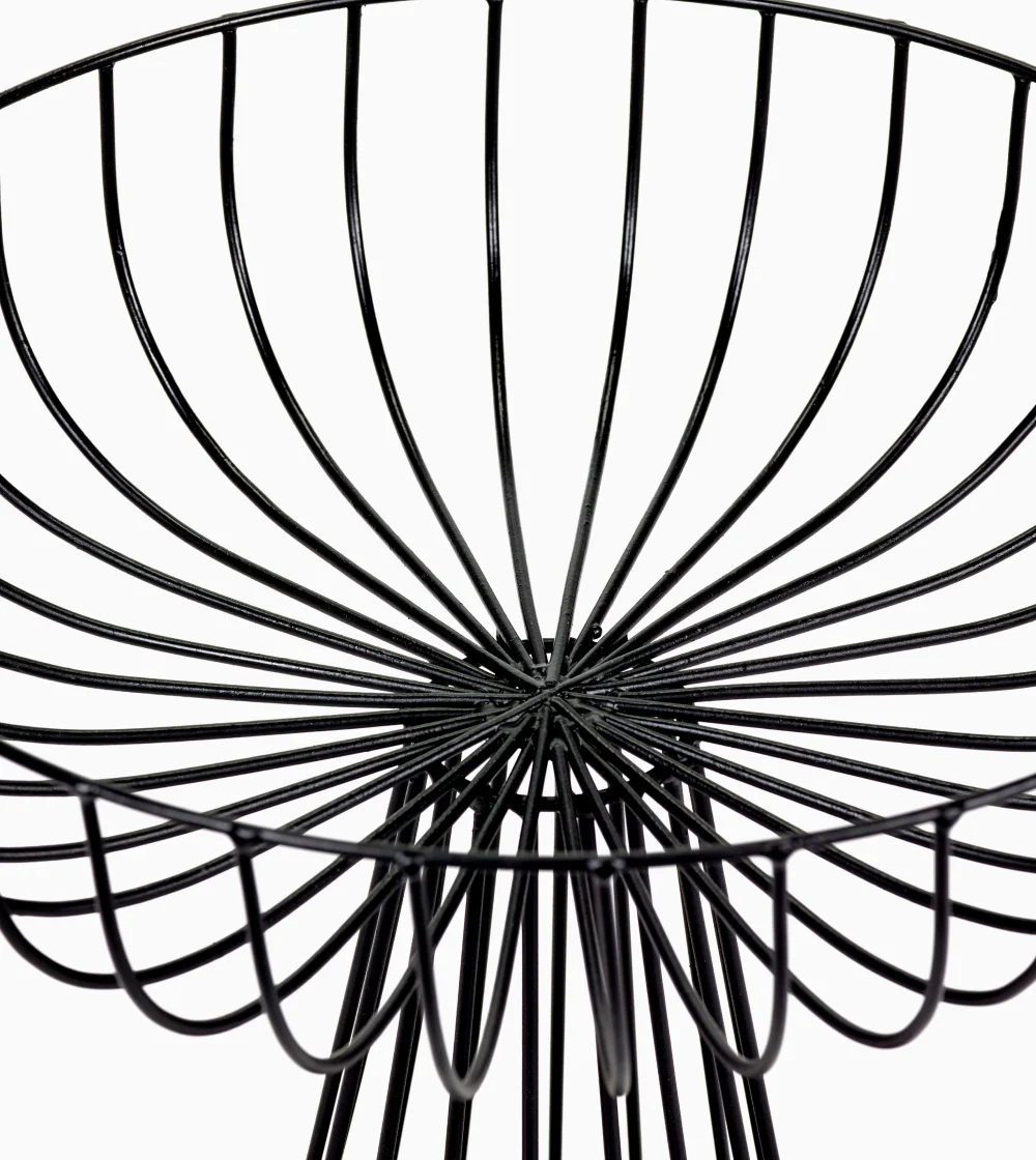 Cesta frutero Catu XL de Serax en alambre metálico negro, diseñada por Antonino Sciortino.
