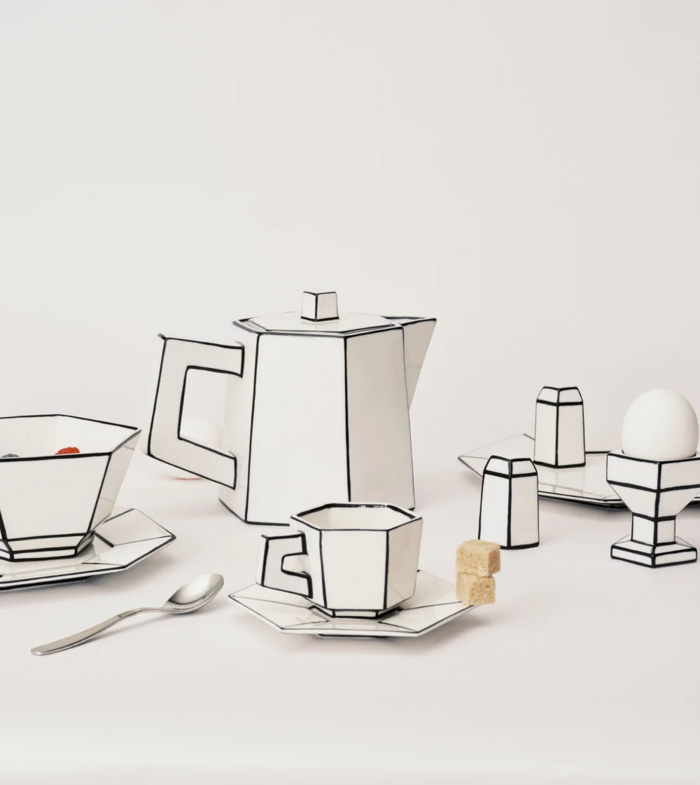 Taza de cappuccino con platillo Carte Blanche de Serax en blanco y negro, diseñada por Annebet Philips.