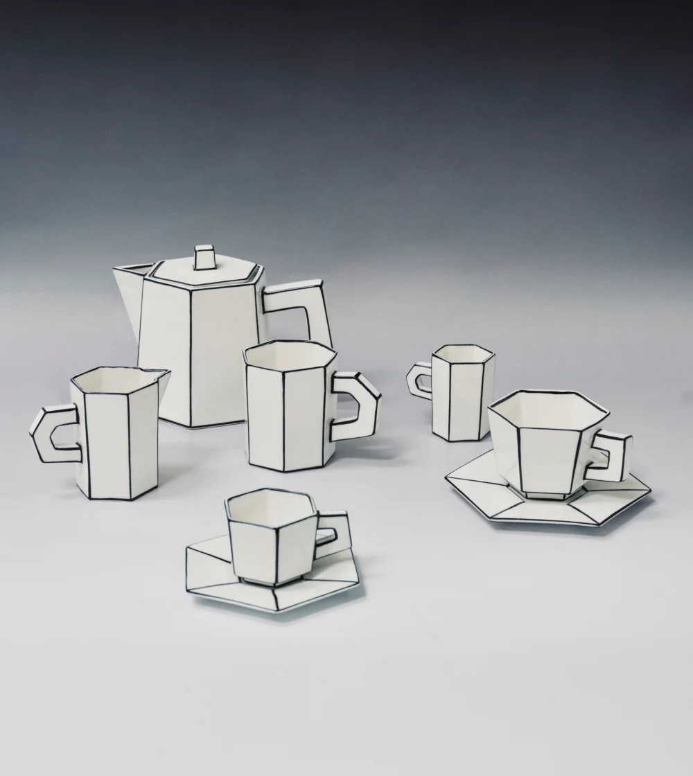 Taza de cappuccino con platillo Carte Blanche de Serax en blanco y negro, diseñada por Annebet Philips.