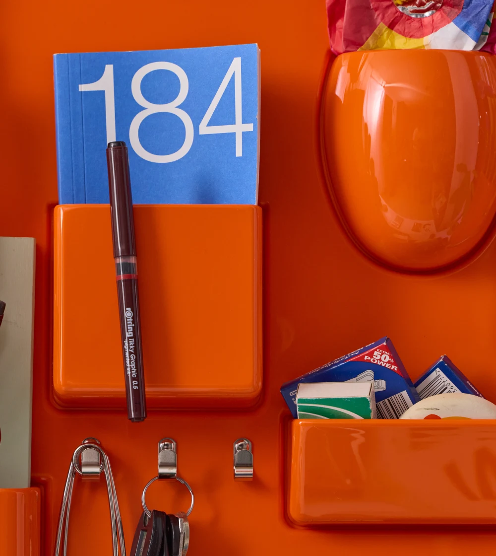 organizador de escritorio Uten.sillo II de Vitra en color naranja mandarina