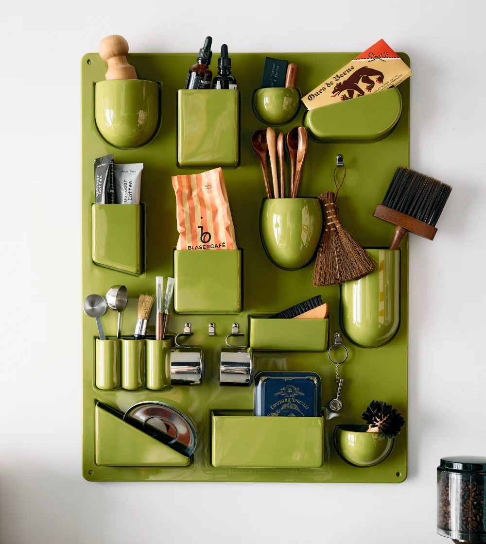 organizador de escritorio Uten.sillo II de Vitra en color verde oliva dorada