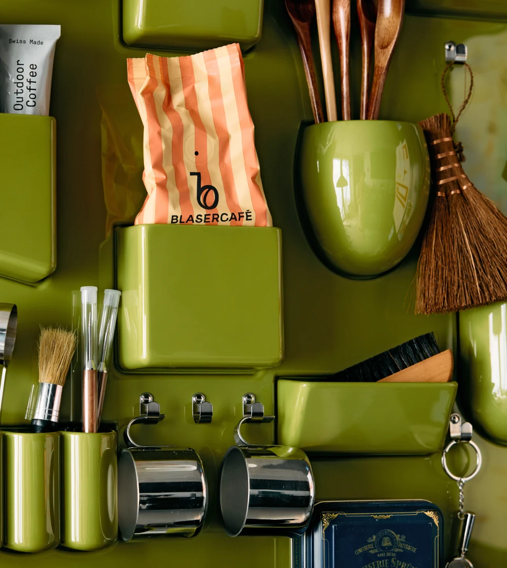 organizador de escritorio Uten.sillo II de Vitra en color verde oliva dorada