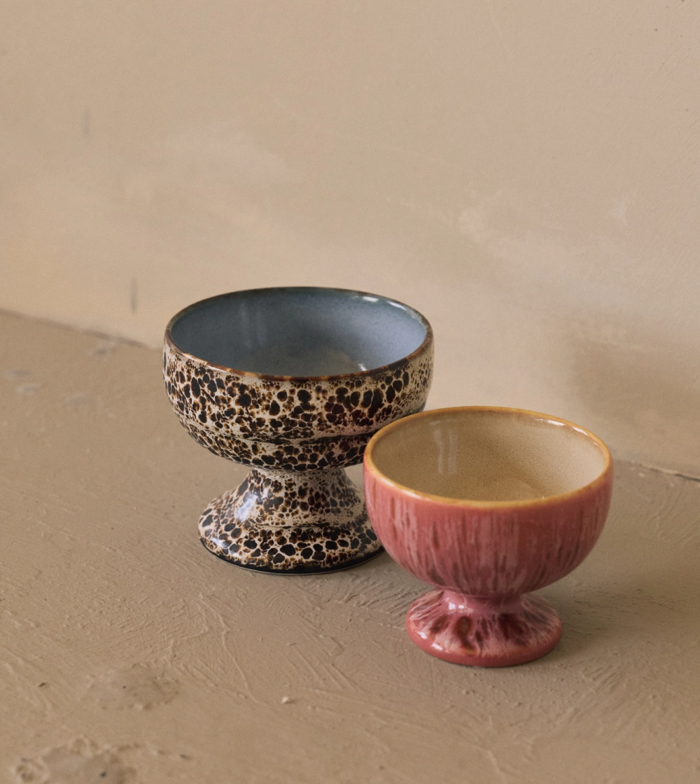 70s Ceramics Medium Coupe Brew de HKLIVING, cuenco de gres multicolor elevado sobre pie con acabado retro.