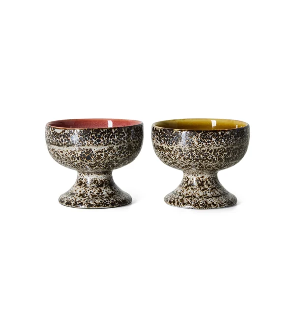 70s Ceramics Medium Coupes Brew Variation de HKLIVING, set de dos cuencos de gres multicolor elevados sobre pie ideales para postres o helados.