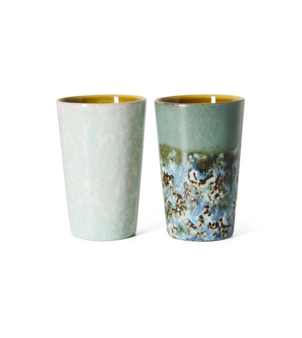 70s Ceramics Tea Mugs Dolce de HKLIVING, set de dos vasos de gres multicolor con diseño retro.