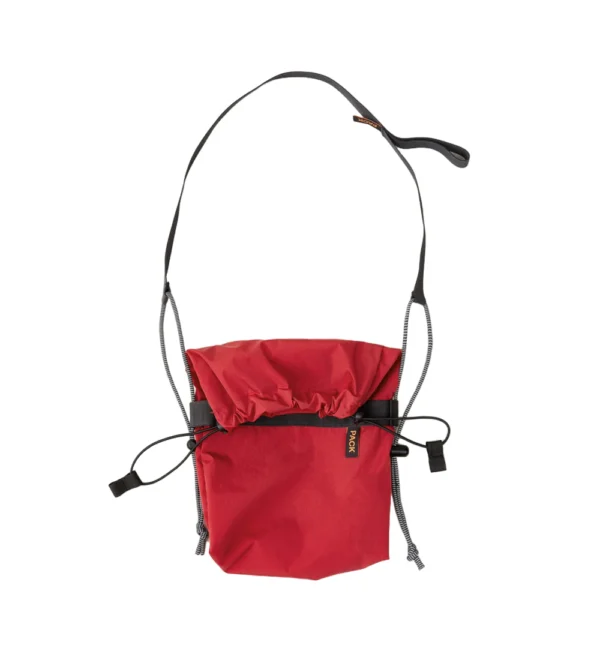 Bolso bandolera pequeño Small Drawstring Sling A110 de PACKBAGS en color rojo, con cierre de cordón y correa ajustable con detalle reflectante.